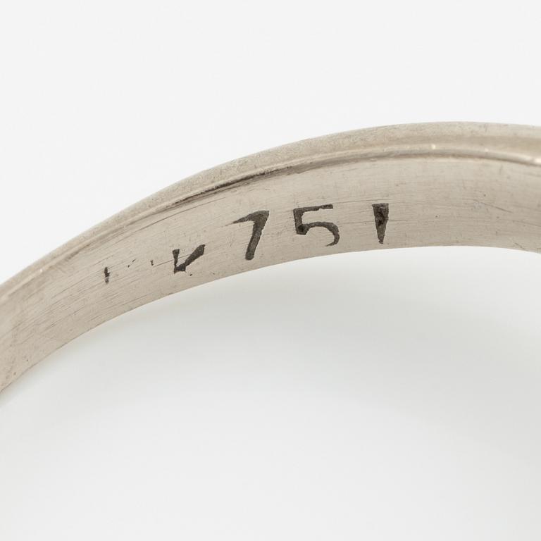 Ring, 18K vitguld med smaragd och åttkantslipade diamanter.