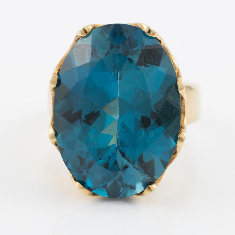 Ring, cocktailring, 18K guld med blå topas.