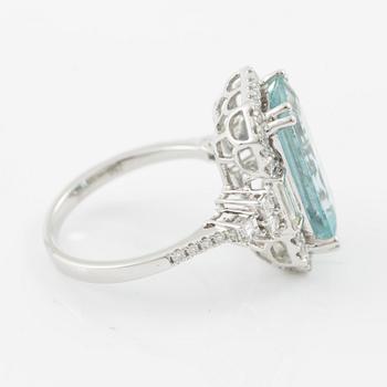 Ring, cocktailring, 18K vitguld med akvamarin och briljant-, carré- och baguetteslipade diamanter.