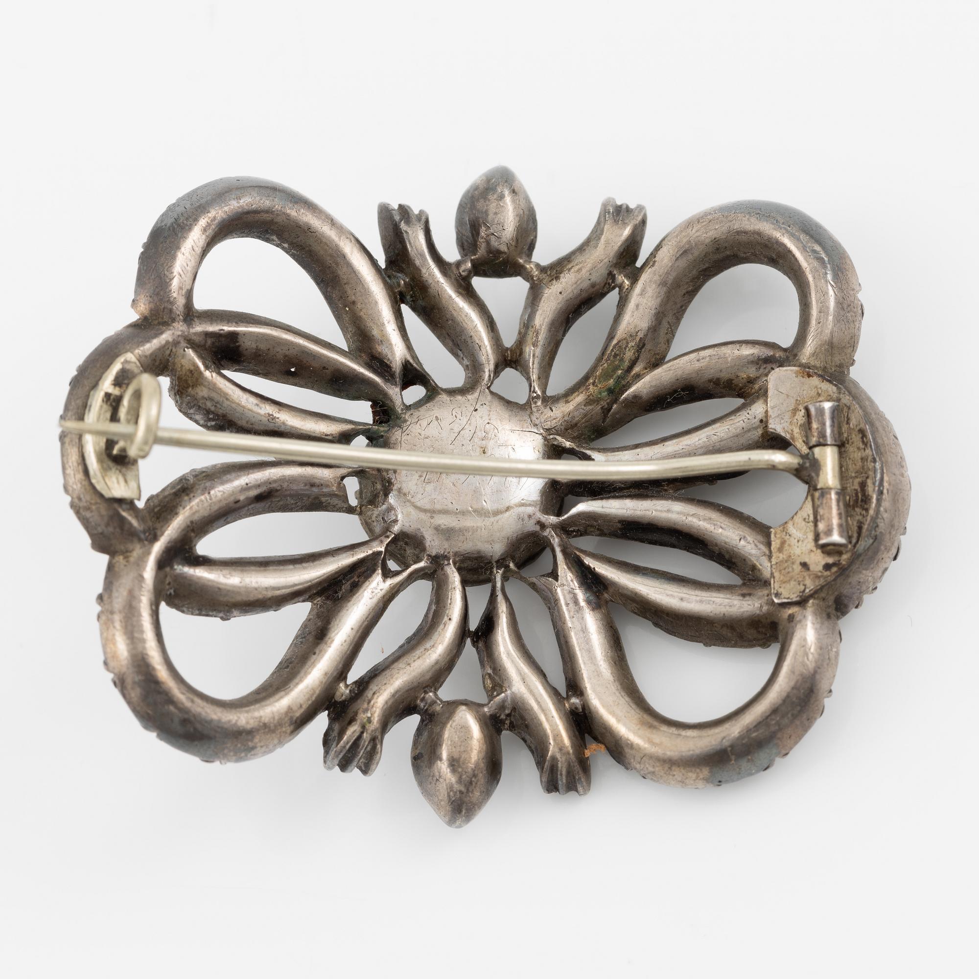 Brosch, silver med paste.