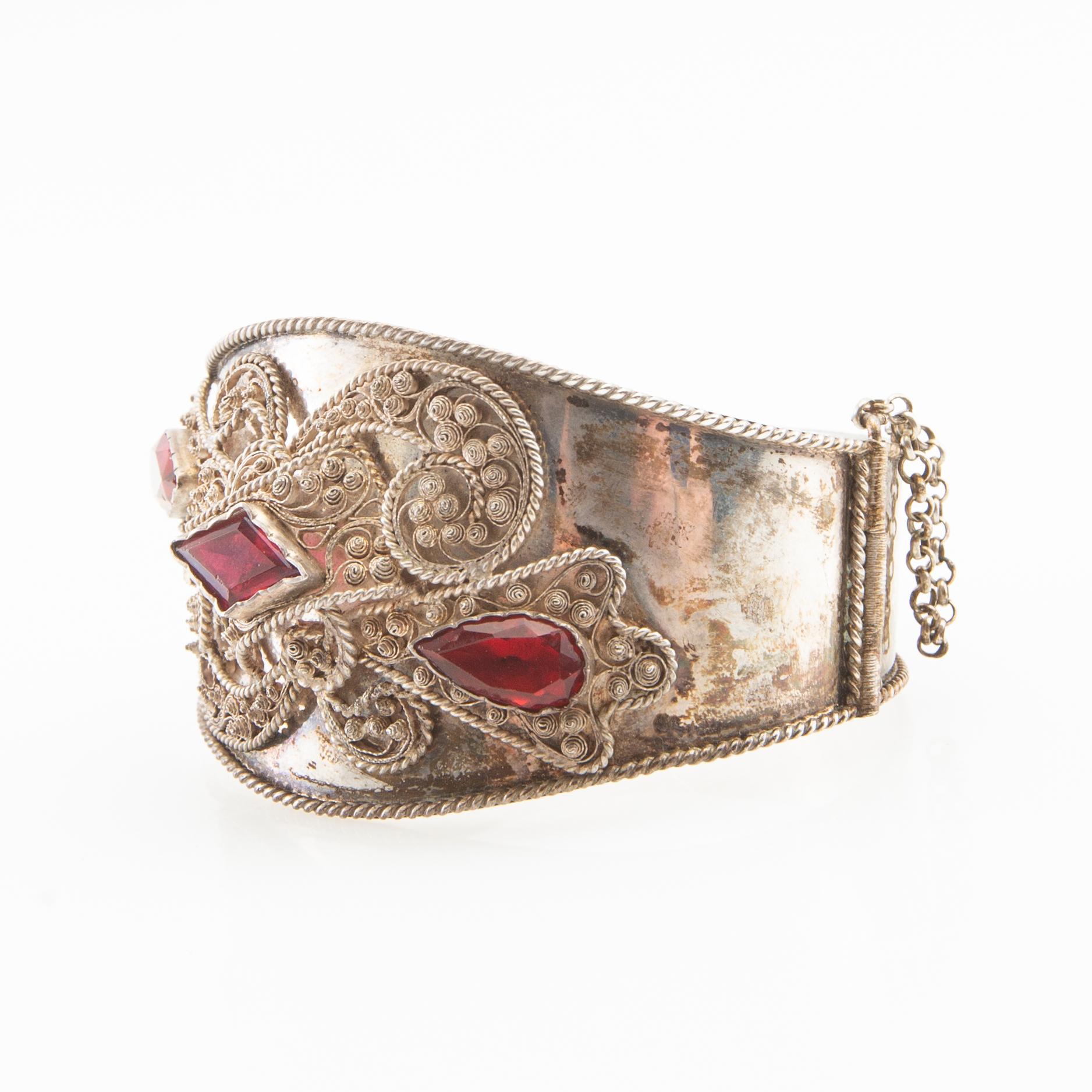 Armband av silver och fasetterat glas, 1800-talets andra hälft.