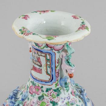Vas, porslin, Kina, Qingdynastin, 1800-tal.