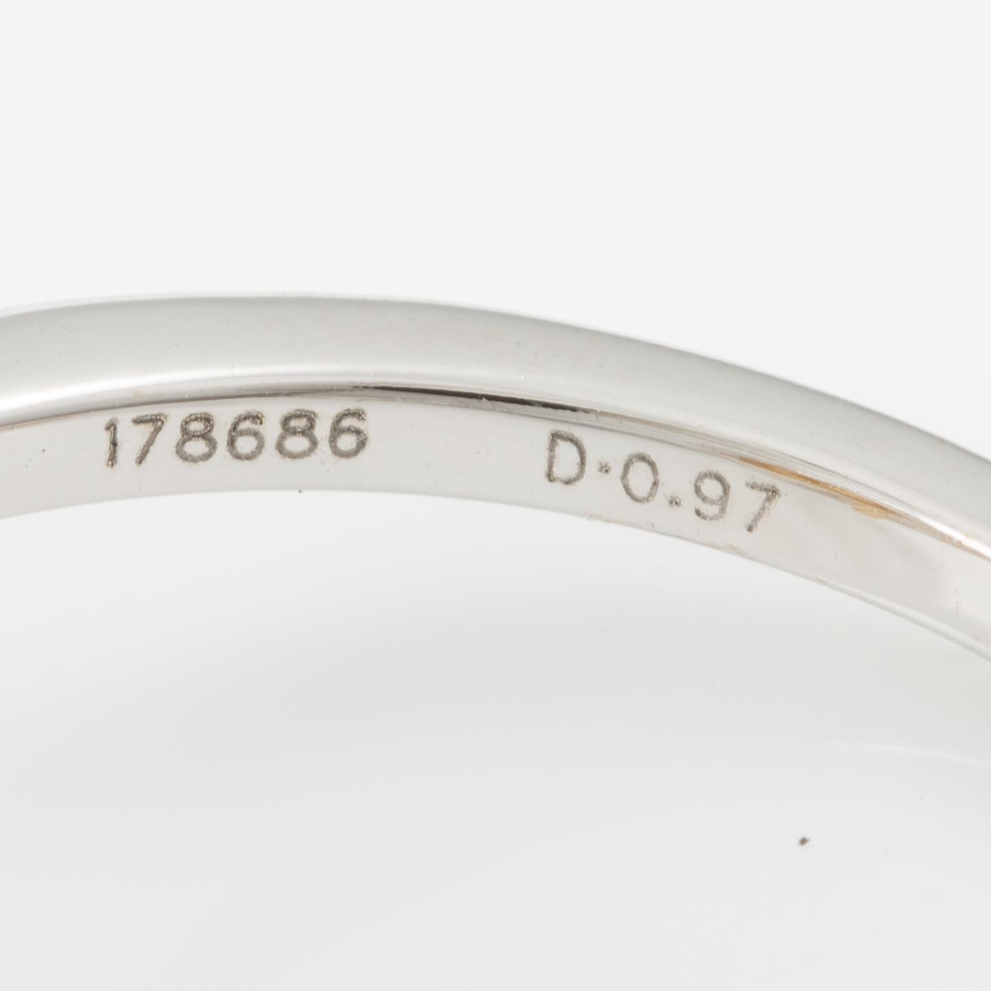 Ring 18K vitguld med gul oval briljantslipad och runda briljantslipade diamanter.