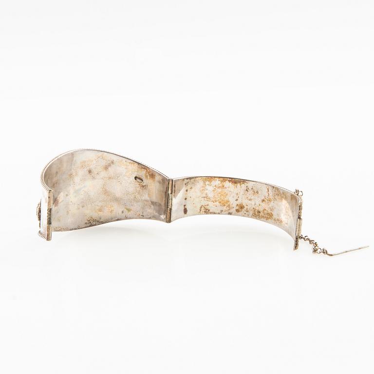 Armband av silver och fasetterat glas, 1800-talets andra hälft.