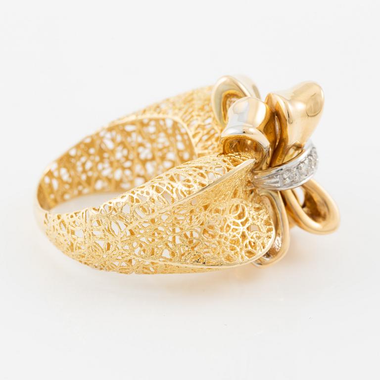 Demi parure, ring och örhängen, 18K guld med briljantslipade diamanter.