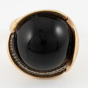 Charlotte Lynggaard, Ole Lynggaard, ring, stor Lotus, 18K guld med cabochonslipad svart sten med diamanter.