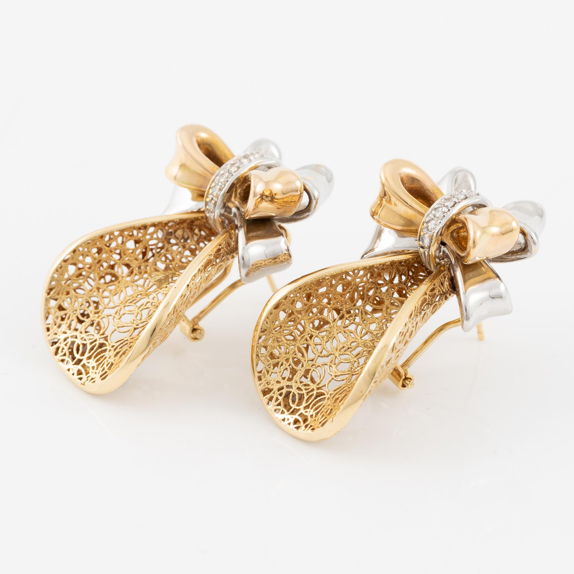 Demi parure, ring och örhängen, 18K guld med briljantslipade diamanter.