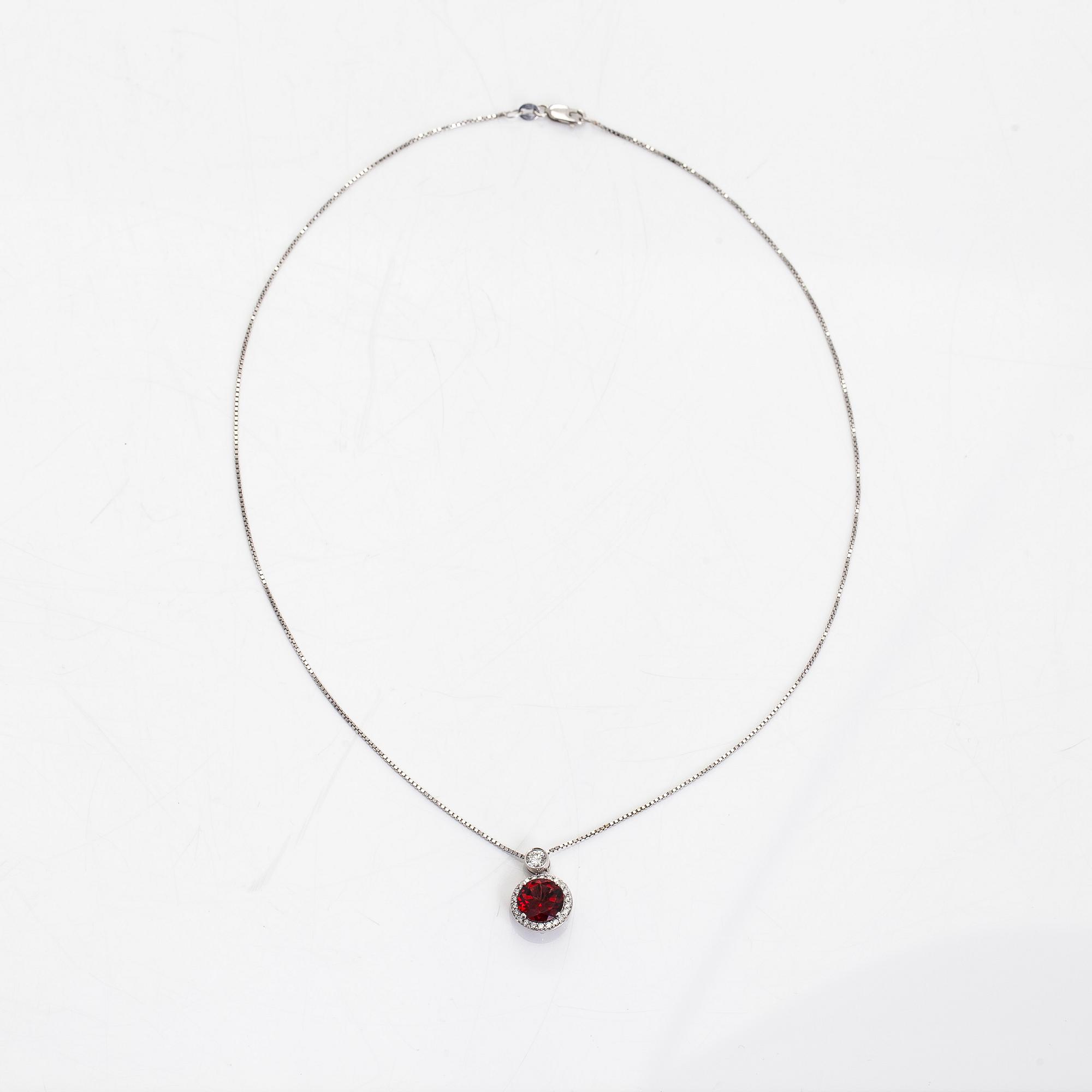 Halsband, 18K vitguld, med rund fasettslipat granat och diamanter.