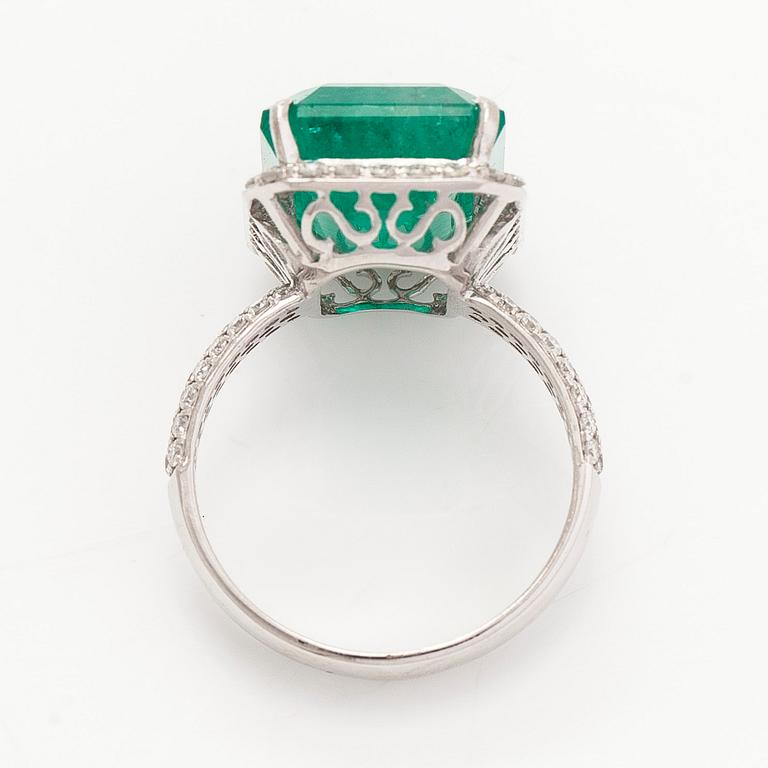 Ring, 14K vitguld, med smaragd ca 8.97 ct och diamanter. Med IGI-sertifikat.