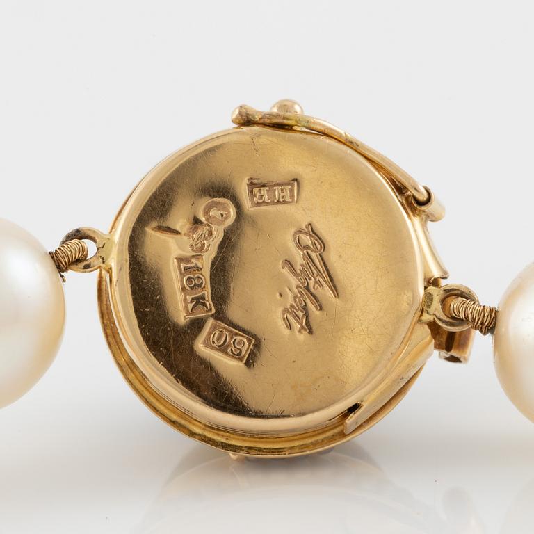 Ateljé Stigbert, collier av odlade pärlor samt lås 18K guld med cabochonslipad grön turmalin.