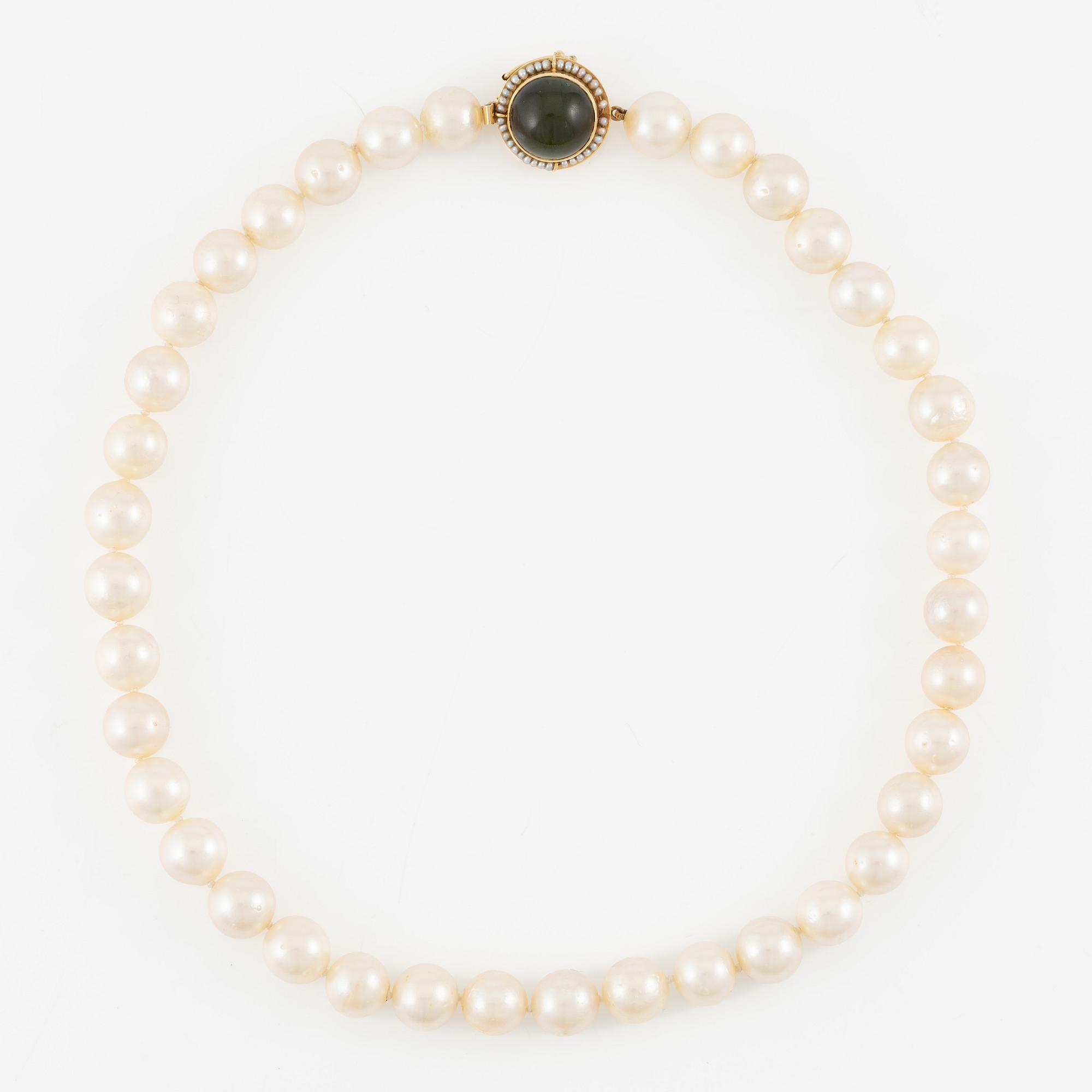Ateljé Stigbert, collier av odlade pärlor samt lås 18K guld med cabochonslipad grön turmalin.