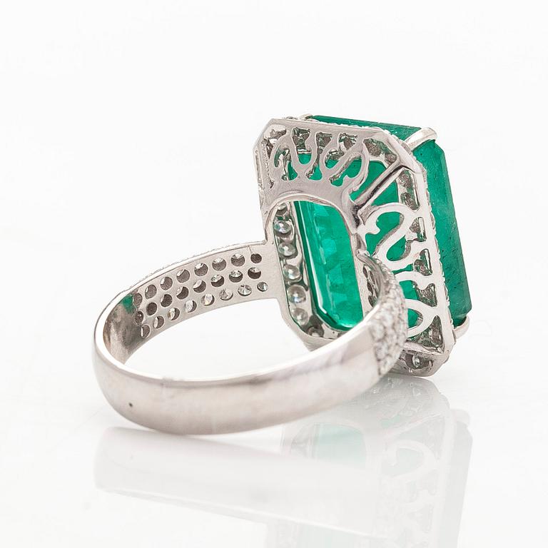 Ring, 14K vitguld, med smaragd ca 8.97 ct och diamanter. Med IGI-sertifikat.