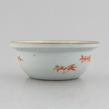 A porcelain wash basin, China, late Qing dynasty.