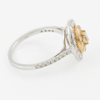 Ring 18K vitguld med gul oval briljantslipad och runda briljantslipade diamanter.