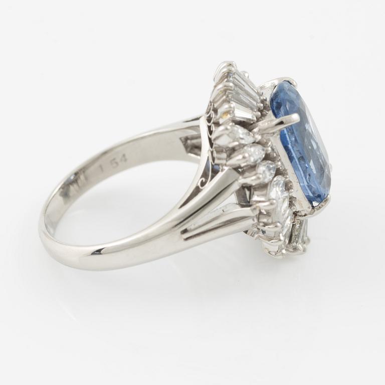 Ring, cocktail ring, platinum with sapphire and trapeze- and navette-cut diamonds, accompanying GIA report.