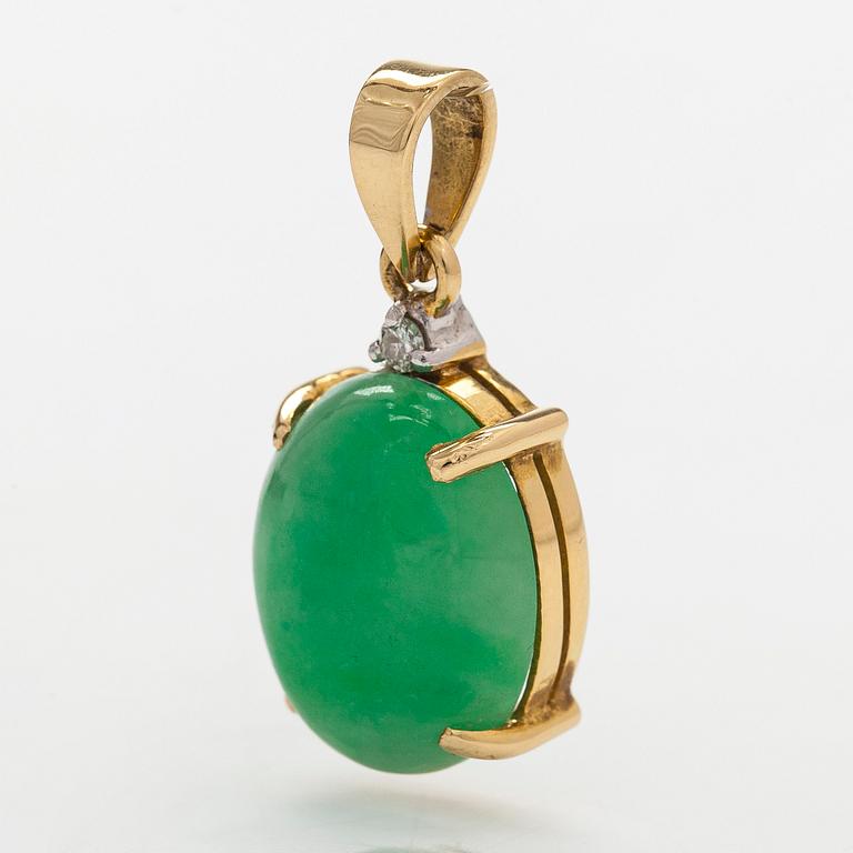 Hänge, 18K guld, diamant och cabochonslipad jadeit.