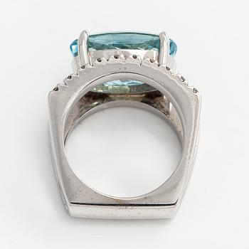 Ring, 14K vitguld med oval fasetterad akvamarin och diamanter.