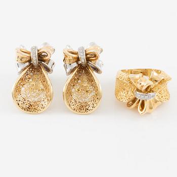 Demi parure, ring och örhängen, 18K guld med briljantslipade diamanter.