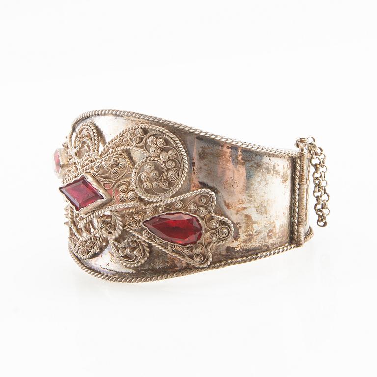 Armband av silver och fasetterat glas, 1800-talets andra hälft.