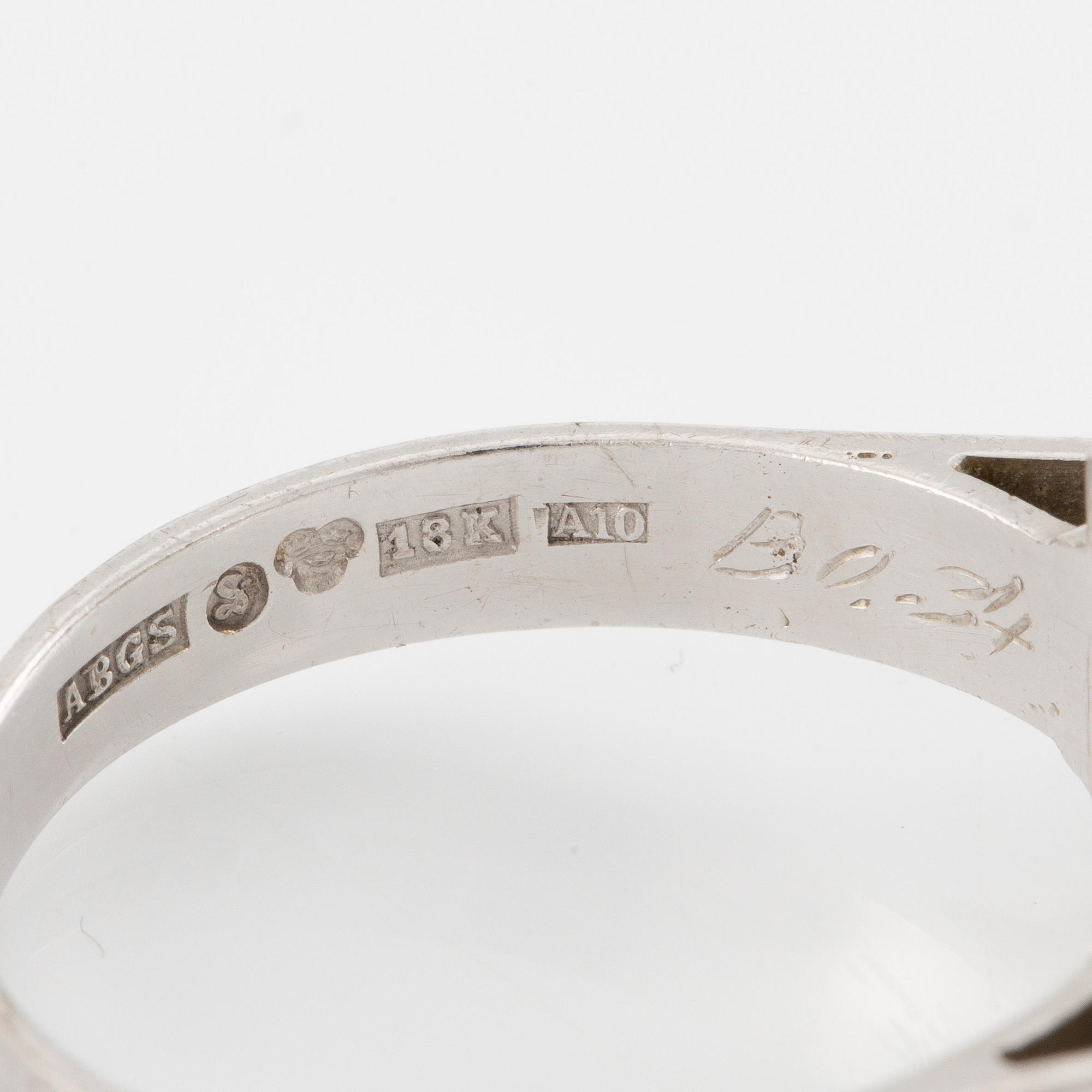 Ring 18K vitguld med en trappslipad smaragd och runda briljant- och åttkantslipade diamanter.
