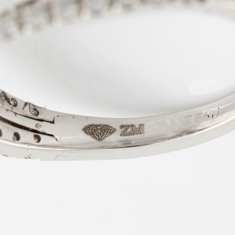 Ring 18K vitguld med en ovalt fasetterad safir och runda briljantslipade diamanter.