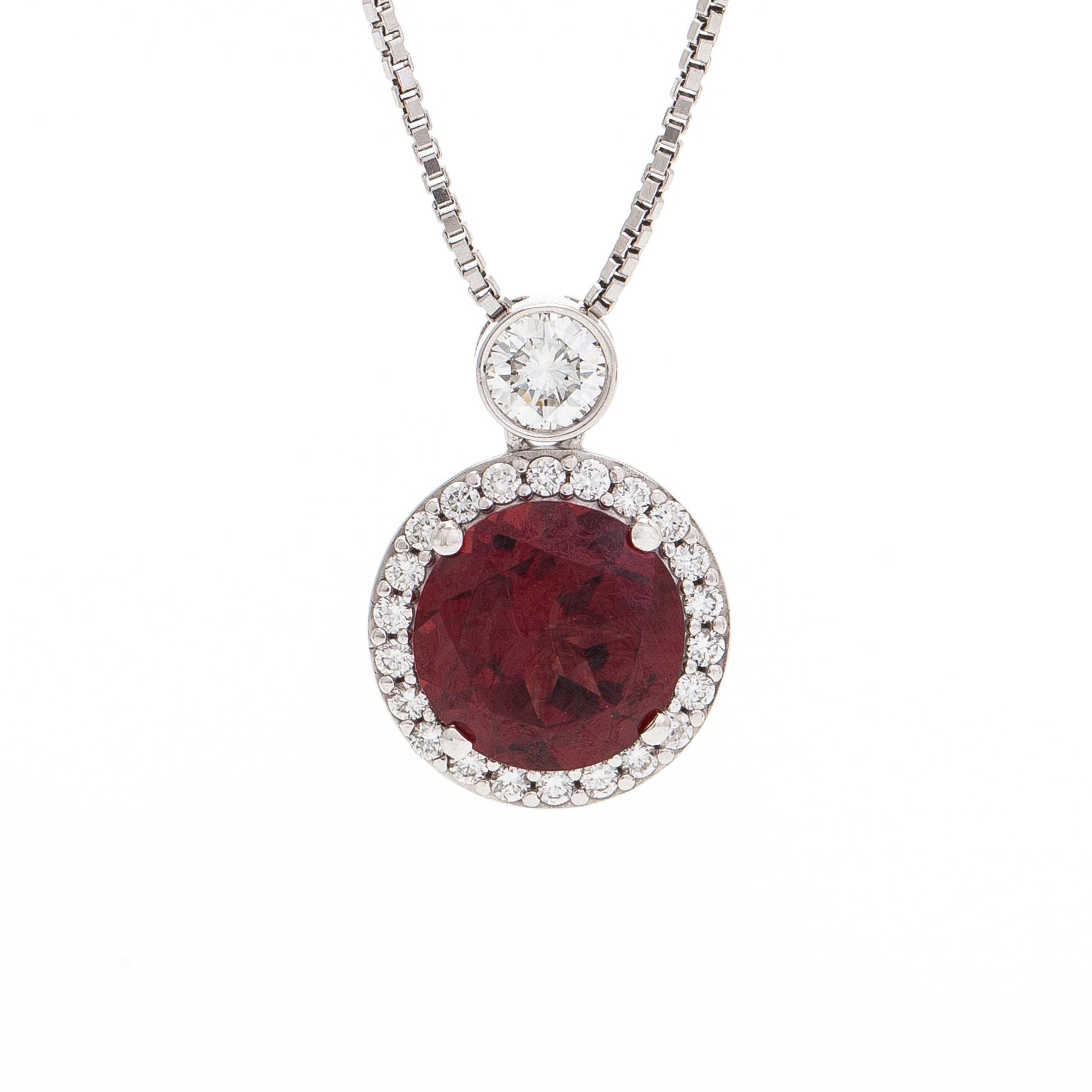 Halsband, 18K vitguld, med rund fasettslipat granat och diamanter.