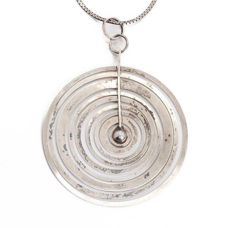 Tapio Wirkkala, hänge "Silvermåne", sterling silver, Westerback, Helsingfors 1971, kedja medföljer.