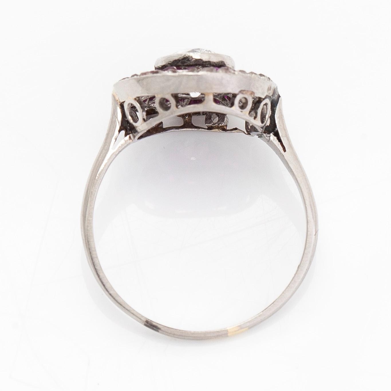 Ring, platina/palladium, gammalslipade diamanter och rubiner.