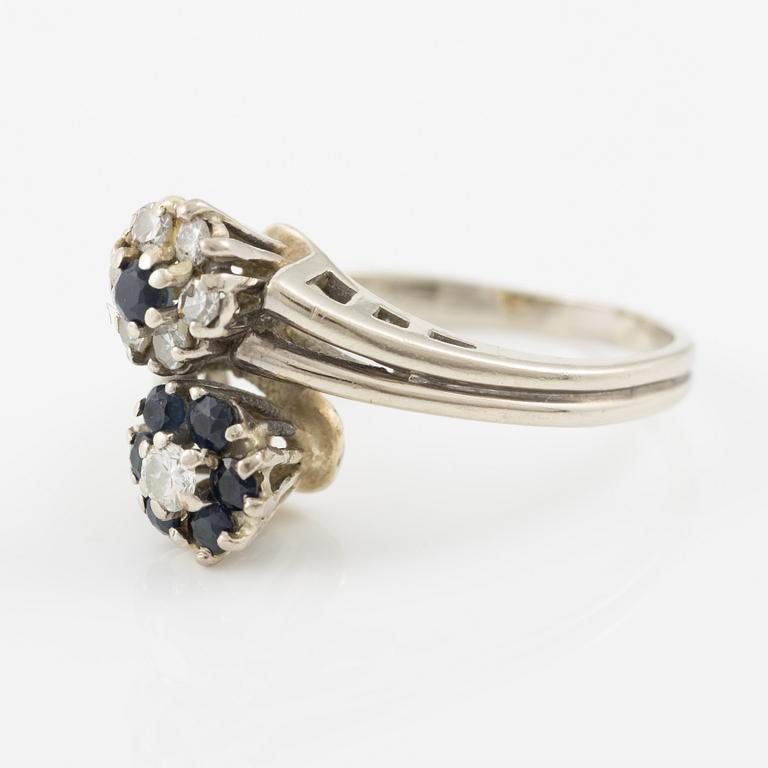 Ring, 18K vitguld med safirer och briljantslipade diamanter, tvillingmodell.