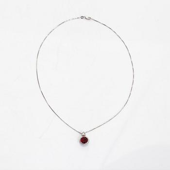 Halsband, 18K vitguld, med rund fasettslipat granat och diamanter.