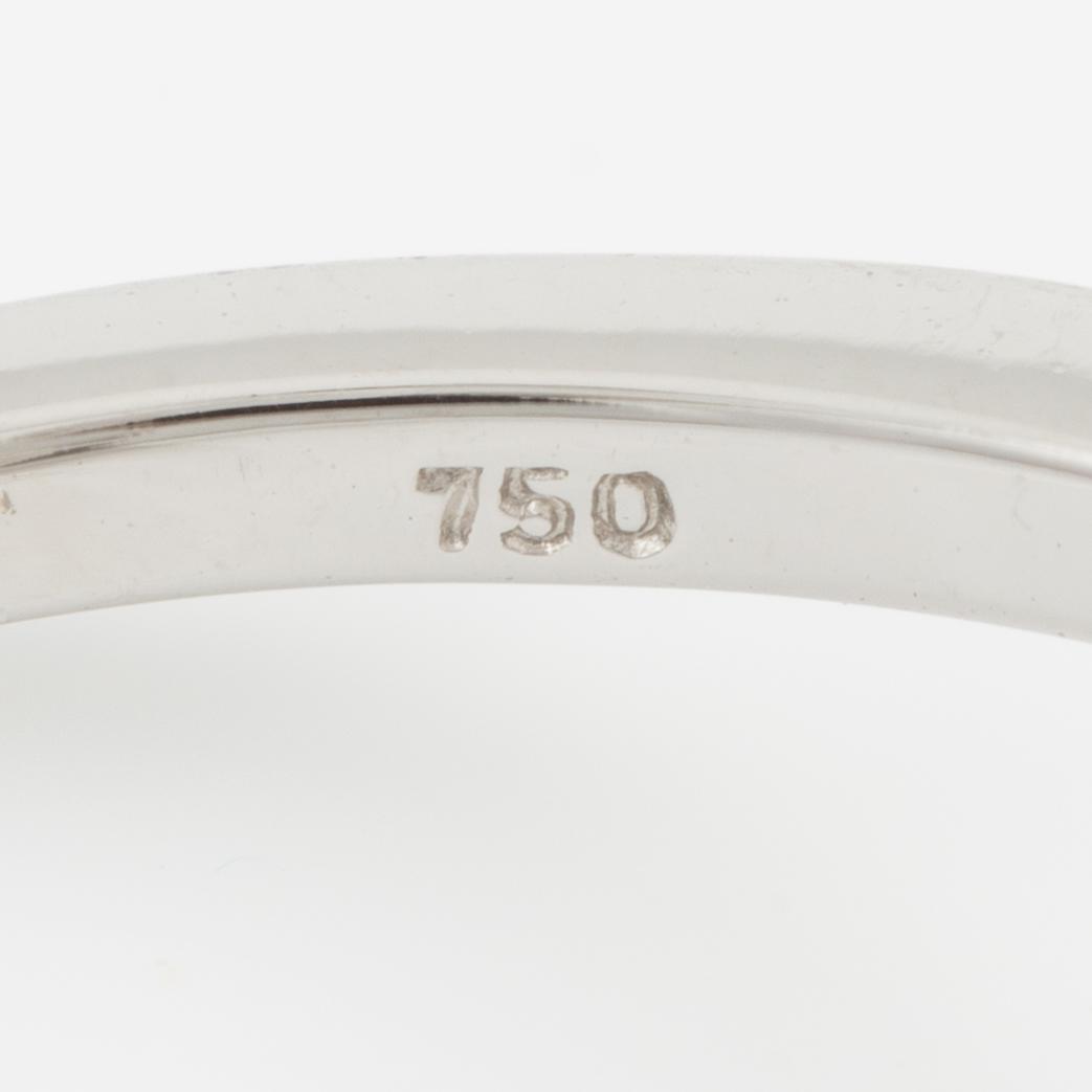 Ring 18K vitguld med gul oval briljantslipad och runda briljantslipade diamanter.